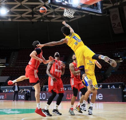 25.02.2021, EuroLeague, FCB Basketball vs Maccabi Tel Aviv, Audi Dome Muenchen, im Bild: Vladimir Lucic (FCB Basketball), James Gist (FCB Basketball), Tyler Dorsey (Maccabi Tel Aviv), Nick Weiler-Babi (FCB Basketball), Ante Zizic (Maccabi Tel Aviv)