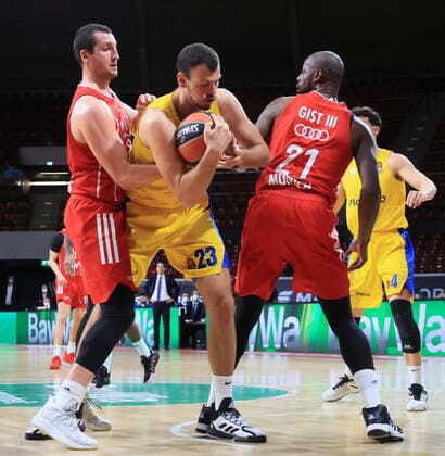 25.02.2021, EuroLeague, FCB Basketball vs Maccabi Tel Aviv, Audi Dome Muenchen, im Bild: Paul Zipser (FCB Basketball), Ante Zizic (Maccabi Tel Aviv), James Gist (FCB Basketball)