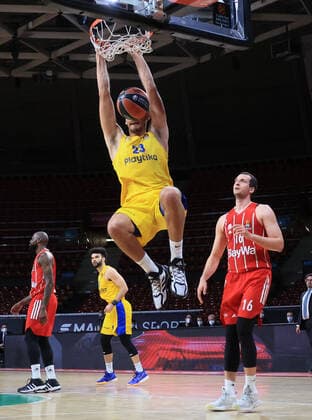 25.02.2021, EuroLeague, FCB Basketball vs Maccabi Tel Aviv, Audi Dome Muenchen, im Bild: Ante Zizic (Maccabi Tel Aviv) am Korb Paul Zipser (FCB Basketball) kommt zu spät
