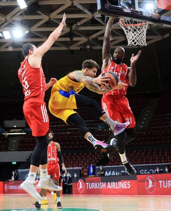 Sport Bilder des Tages 25.02.2021, EuroLeague, FCB Basketball vs Maccabi Tel Aviv, Audi Dome Muenchen, im Bild: Paul Zipser (FCB Basketball), Scottie Wilbekin (Maccabi Tel Aviv), James Gist (FCB Basketball), D.J Seeley (FCB Basketball) schaut zu