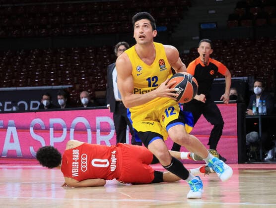 25.02.2021, EuroLeague, FCB Basketball vs Maccabi Tel Aviv, Audi Dome Muenchen, im Bild: Nick Weiler-Babi (FCB Basketball) vs John DiBartolomeo (Maccabi Tel Aviv)