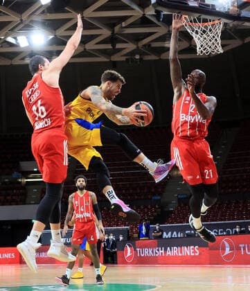 25.02.2021, EuroLeague, FCB Basketball vs Maccabi Tel Aviv, Audi Dome Muenchen, im Bild: Paul Zipser (FCB Basketball), Scottie Wilbekin (Maccabi Tel Aviv), James Gist (FCB Basketball), D.J Seeley (FCB Basketball) schaut zu