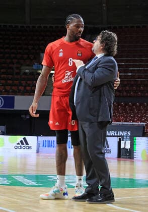 25.02.2021, EuroLeague, FCB Basketball vs Maccabi Tel Aviv, Audi Dome Muenchen, im Bild: Jalen Reynolds (FCB Basketball) und Trainer Andrea Trinchieri (FCB Basketball) nach dem Spiel vs Tel Aviv