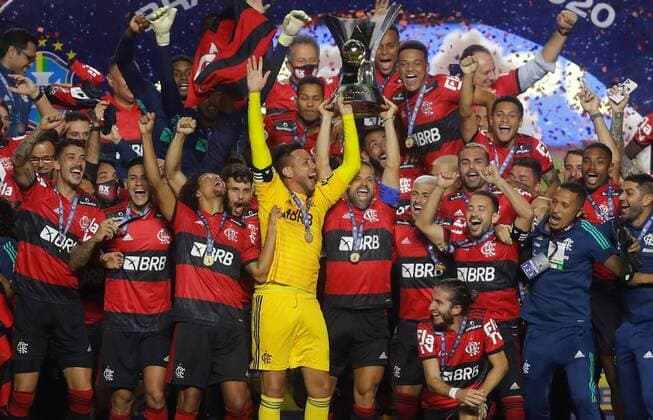 Bilder des Jahres 2021, Sport 02 Februar Sport Themen der Woche KW08 Sport Bilder des Tages Players of Flamengo celebrate with the trophy champion after winning the Brasilerao Serie A tournament in a soccer match against Sao Paulo at Morumbi stadium in Sao Paulo, Brazi, 25 February 2021. Sao Paulo vs Flamengo !ACHTUNG: NUR REDAKTIONELLE NUTZUNG!  Copyright: xFERNANDOxBIZERRAx JJPANA710 20210226-637499100996581672
