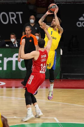 Paul Zipser (FCBB) und Scottie Wilbekin (Tel Aviv) FC Bayern Basketball vs. Maccabi Playtika Tel Aviv, Basketball, EuroLeague, 26.Spieltag, 2020 2021, 25.02.2021, FC Bayern Basketball vs. Maccabi Playtika Tel Aviv, Basketball, EuroLeague, 26.Spieltag, 2020 2021, 25.02.2021, Muenchen Copyright: xMarcelxEngelbrechtx Eibner-Pressefotox EP_met