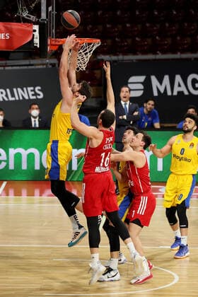 Dragan Bender (Tel Aviv) und Paul Zipser (FCBB) FC Bayern Basketball vs. Maccabi Playtika Tel Aviv, Basketball, EuroLeague, 26.Spieltag, 2020 2021, 25.02.2021, FC Bayern Basketball vs. Maccabi Playtika Tel Aviv, Basketball, EuroLeague, 26.Spieltag, 2020 2021, 25.02.2021, Muenchen Copyright: xMarcelxEngelbrechtx Eibner-Pressefotox EP_met