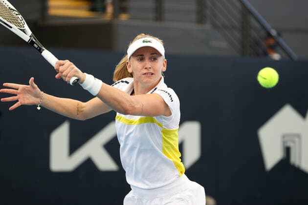 ADELAIDE, AUSTRALIA - FEBRUARY 26: Jil Teichmann of Switzerland plays a shot against Iga Swiatek of Poland during their singles match on day five of the Adelaide International tennis tournament at Memorial Drive on February 26, 2021 in Adelaide, Australia. (Photo by Peter Mundy Speed Media Icon Sportswire) TENNIS: FEB 26 - Adelaide International Icon210226072