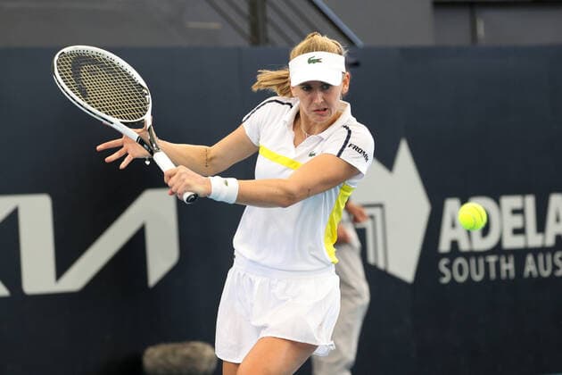ADELAIDE, AUSTRALIA - FEBRUARY 26: Jil Teichmann of Switzerland plays a shot against Iga Swiatek of Poland during their singles match on day five of the Adelaide International tennis tournament at Memorial Drive on February 26, 2021 in Adelaide, Australia. (Photo by Peter Mundy Speed Media Icon Sportswire) TENNIS: FEB 26 - Adelaide International Icon210226085