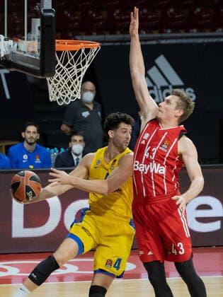 Tel Avivs 4 CALOIARO vs Bayerns 43 Leon RADOSEVIC. Basketball, FC Bayern - Tel Aviv, Euroleague, Saison 2020-2021, am 25.2.2021 in Muenchen, A U D I D O M E, Deutschland. Quelle Copyright Credit : Oryk HAIST