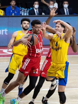 Bayerns 2 Wade BALDWIN IV vs Tel Avivs 4 CALOIARO. Basketball, FC Bayern - Tel Aviv, Euroleague, Saison 2020-2021, am 25.2.2021 in Muenchen, A U D I D O M E, Deutschland. Quelle Copyright Credit : Oryk HAIST