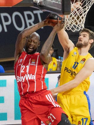 Bayerns 21 James GIST vs Tel Avivs 17 BENDER. Basketball, FC Bayern - Tel Aviv, Euroleague, Saison 2020-2021, am 25.2.2021 in Muenchen, A U D I D O M E, Deutschland. Quelle Copyright Credit : Oryk HAIST