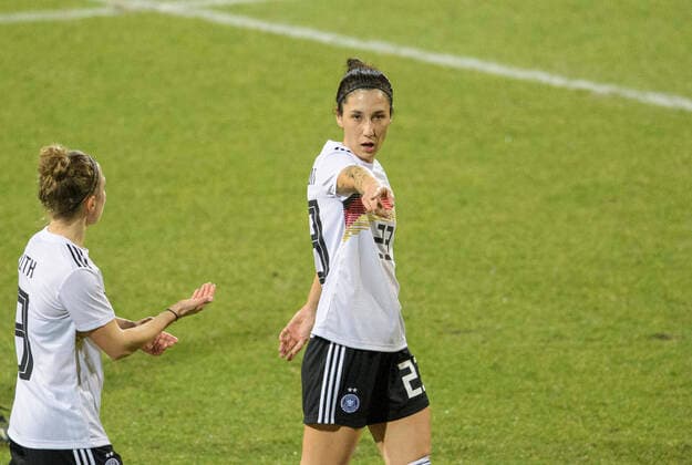 Sara DOORSOUN (GER) Gestik, Geste, l. Svenja HUTH (GER) Fussball Laenderspiel Frauen, Minitunier - Three Nations. One Goal, Niederlande (NED) - Deutschland (GER) 2:1, am 24.02.2021 in Venlo Niederlande. Â