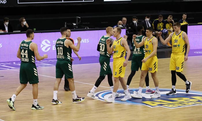 Teams mannschaften Begrüßen sich vor Spielbeginn Basketball EuroLeague Herren Saison 2020 2021 26.01.2021 ALBA Berlin vs. Panathinaikos Athen