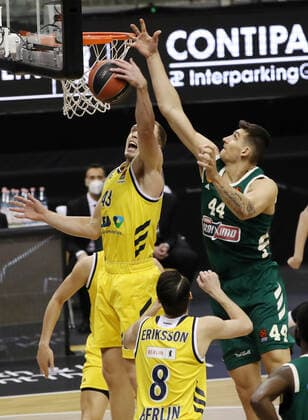 Luke Sikma, Kostas Mitoglou Aktion Spielszene Zweikampf Basketball EuroLeague Herren Saison 2020 2021 26.01.2021 ALBA Berlin vs. Panathinaikos Athen