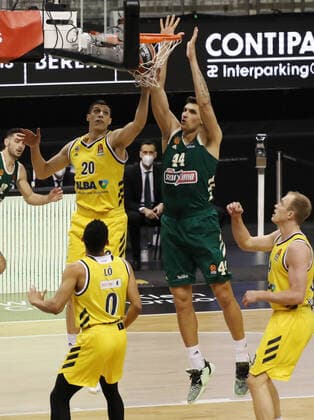 Simone Fontecchio, Kostas Mitoglou Aktion Spielszene Zweikampf Basketball EuroLeague Herren Saison 2020 2021 26.01.2021 ALBA Berlin vs. Panathinaikos Athen