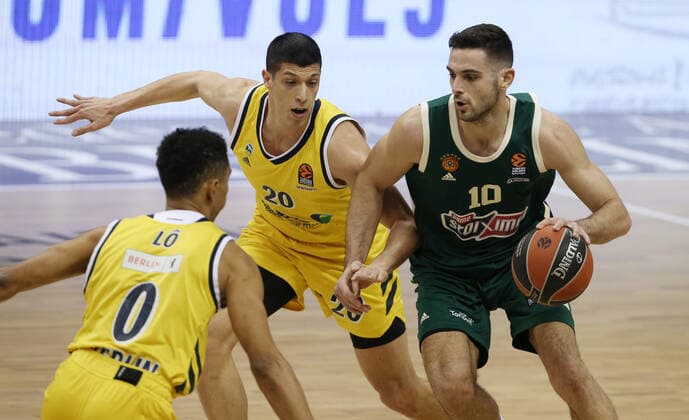 Maodo Lo, Simone Fontecchio, Ioannis Papapetrou Aktion Spielszene Zweikampf Basketball EuroLeague Herren Saison 2020 2021 26.01.2021 ALBA Berlin vs. Panathinaikos Athen