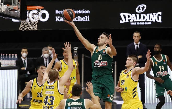 Luke Sikma, Ioannis Papapetrou, Ben Lammers Aktion Spielszene Zweikampf Basketball EuroLeague Herren Saison 2020 2021 26.01.2021 ALBA Berlin vs. Panathinaikos Athen