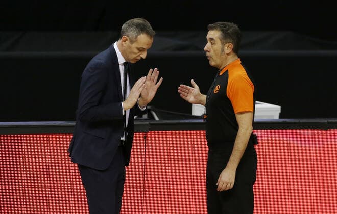 Trainer Oded Kattash, Schiedsrichter Referee Basketball EuroLeague Herren Saison 2020 2021 26.01.2021 ALBA Berlin vs. Panathinaikos Athen