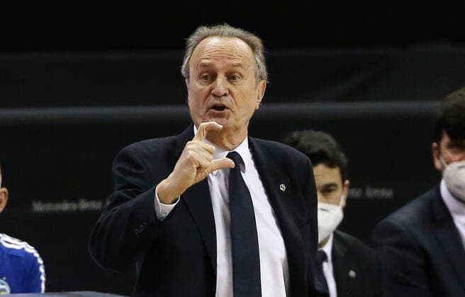 Trainer Aito Garcia Reneses zeigend Aktion Oberkoerper Oberkörper Basketball EuroLeague Herren Saison 2020 2021 26.01.2021 ALBA Berlin vs. Panathinaikos Athen