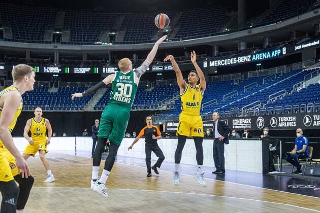 Basketball Berlin 26.02.2021 Saison 2020 2021 Euroleague Regular Season Alba Berlin - Panathinaikos Athen Maodo Lo (Alba Berlin, No.00) Aaron White (Panathinaikos, No.30)