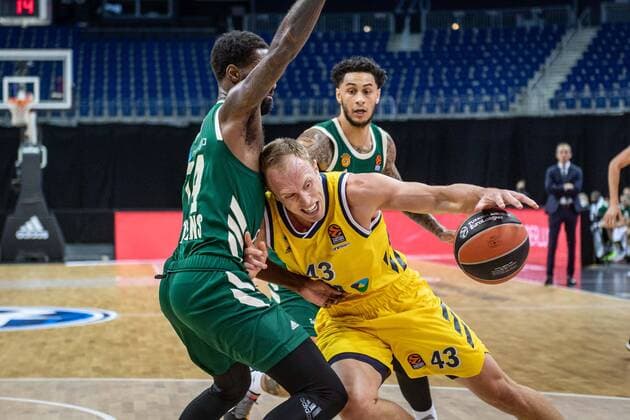 Bilder des Jahres 2021, Sport 02 Februar Sport Themen der Woche KW08 Basketball Berlin 26.02.2021 Saison 2020 2021 Euroleague Regular Season Alba Berlin - Panathinaikos Athen Luke Sikma (Alba Berlin, No.43) Howard Sant-Roos (Panathinaikos, No.74) *** Basketball Berlin 26 02 2021 Season 2020 2021 Euroleague Regular Season Alba Berlin Panathinaikos Athens Luke Sikma Alba Berlin, No 43 Howard Sant Roos Panathinaikos, No 74