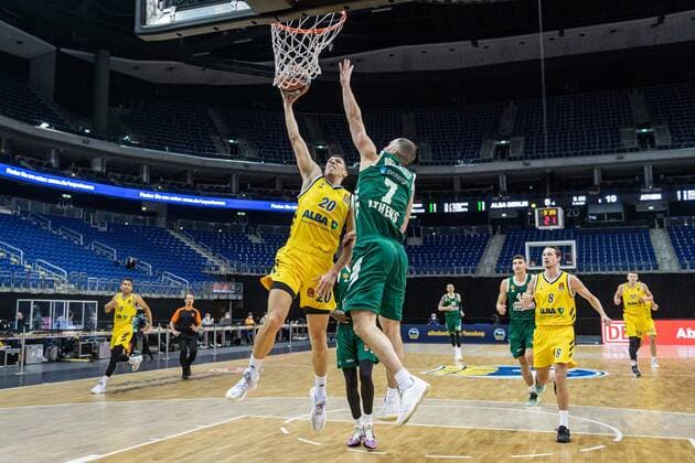 Basketball Berlin 26.02.2021 Saison 2020 2021 Euroleague Regular Season Alba Berlin - Panathinaikos Athen Simone Fontecchio (Alba Berlin, No.20) Eleftherios Bochoridis (Panathinaikos, No.07)
