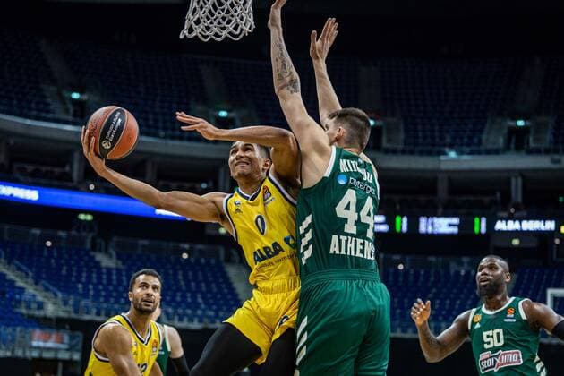 Basketball Berlin 26.02.2021 Saison 2020 2021 Euroleague Regular Season Alba Berlin - Panathinaikos Athen Maodo Lo (Alba Berlin, No.00) Kostas Mitoglou (Panathinaikos, No.44)