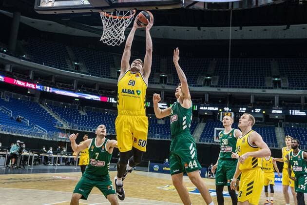 Basketball Berlin 26.02.2021 Saison 2020 2021 Euroleague Regular Season Alba Berlin - Panathinaikos Athen Ben Lammers (Alba Berlin, No.50) Kostas Mitoglou (Panathinaikos, No.44) Eleftherios Bochoridis (Panathinaikos, No.07)