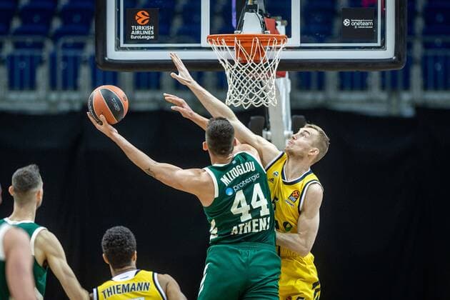 Basketball Berlin 26.02.2021 Saison 2020 2021 Euroleague Regular Season Alba Berlin - Panathinaikos Athen Kostas Mitoglou (Panathinaikos, No.44) Niels Giffey (Alba Berlin, No.05)