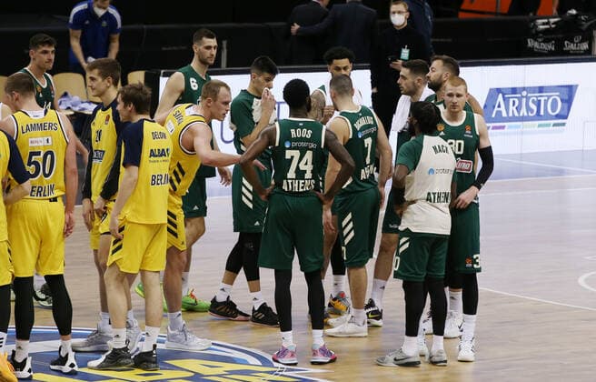 re. Athener enttäuscht nach Spielende Enttäuschung Basketball EuroLeague Herren Saison 2020 2021 26.01.2021 ALBA Berlin vs. Panathinaikos Athen