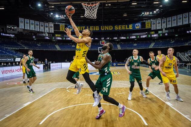 Basketball Berlin 26.02.2021 Saison 2020 2021 Euroleague Regular Season Alba Berlin - Panathinaikos Athen Maodo Lo (Alba Berlin, No.00) Howard Sant-Roos (Panathinaikos, No.74)