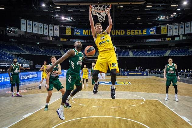 Sport Bilder des Tages Basketball Berlin 26.02.2021 Saison 2020 2021 Euroleague Regular Season Alba Berlin - Panathinaikos Athen Ben Lammers (Alba Berlin, No.50) Ben Bentil (Panathinaikos, No.50) li.
