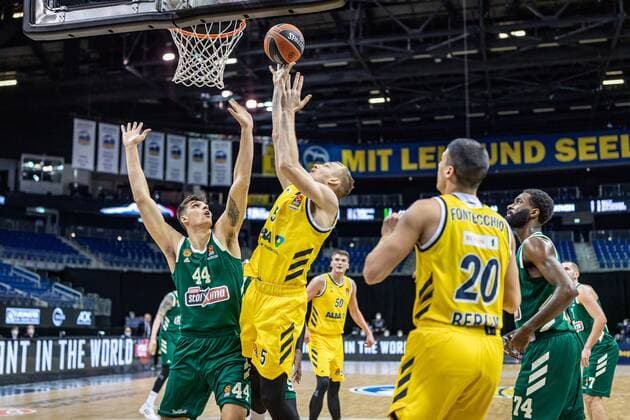 Basketball Berlin 26.02.2021 Saison 2020 2021 Euroleague Regular Season Alba Berlin - Panathinaikos Athen Niels Giffey (Alba Berlin, No.05) Kostas Mitoglou (Panathinaikos, No.44)