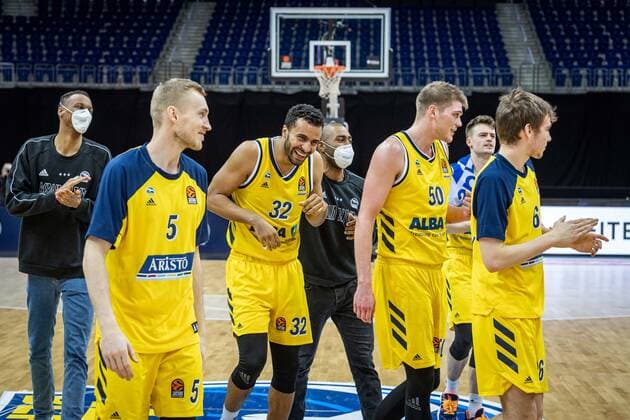 Basketball Berlin 26.02.2021 Saison 2020 2021 Euroleague Regular Season Alba Berlin - Panathinaikos Athen Johannes Thiemann (Alba Berlin, No.32) mi Jubel nach dem Sieg