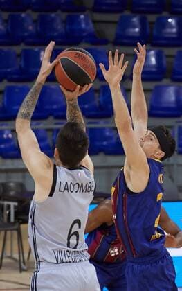 FC Barcelona, Barca s Kyle Kuric (R) in action against Asvel Villeurbanne s Paul Lacombe (L) during a Euroleague basketball match between FC Barcelona and Asvel Villeurbanne at Palau Blaugrana in Barcelona, Spain, 26 February 2021. FC Barcelona vs Asvel Villeurbanne !ACHTUNG: NUR REDAKTIONELLE NUTZUNG!  Copyright: xAlejandroxGarciax GRAF4799 20210226-637499748847610478