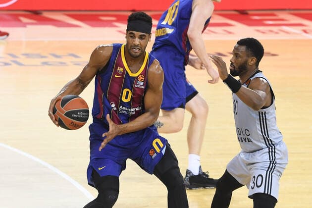 COLE, NORRIS (ASVEL) vs DAVIES, BRANDON (Barcelone) BASKET BALL : FC Barcelone vs Lyon Villeurbanne - Euroligue - 26 02 2021 PacoLargo Panoramic 
