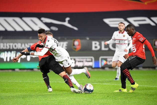 28 HICHAM BOUDAOUI (NICE) - 27 HAMARI TRAORE (REN) - FAUTE - CHUTE FOOTBALL : Rennes vs Nice - Ligue 1 Uber Eats - 26 02 2021 FEP Panoramic 