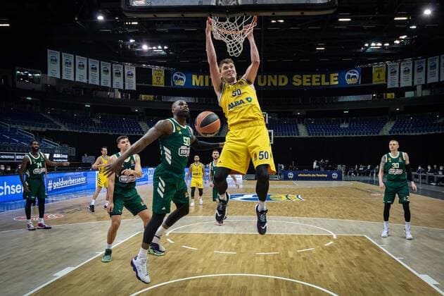 Basketball Berlin 26.02.2021 Saison 2020 2021 Euroleague Regular Season Alba Berlin - Panathinaikos Athen Ben Lammers (Alba Berlin, No.50) Ben Bentil (Panathinaikos, No.50)