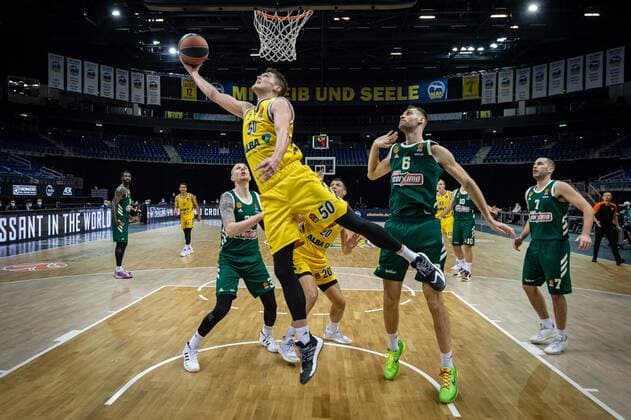 Basketball Berlin 26.02.2021 Saison 2020 2021 Euroleague Regular Season Alba Berlin - Panathinaikos Athen Ben Lammers (Alba Berlin, No.50) Georgios Papagiannis (Panathinaikos, No.06)