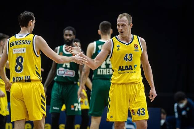 Basketball Berlin 26.02.2021 Saison 2020 2021 Euroleague Regular Season Alba Berlin - Panathinaikos Athen Luke Sikma (Alba Berlin, No.43) Marcus Eriksson (Alba Berlin, No.08) Jubel