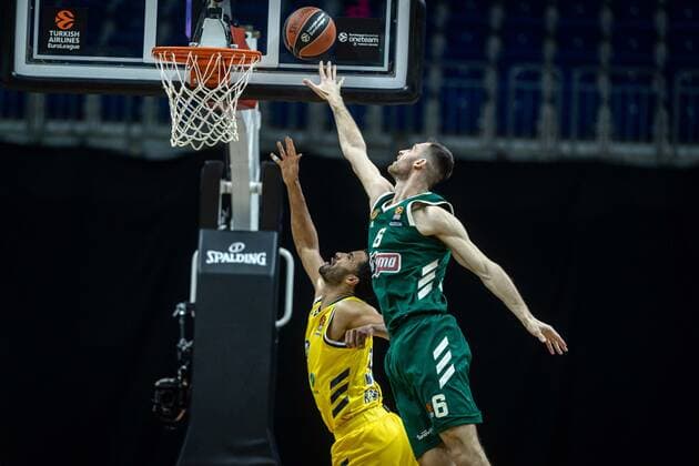 Basketball Berlin 26.02.2021 Saison 2020 2021 Euroleague Regular Season Alba Berlin - Panathinaikos Athen Johannes Thiemann (Alba Berlin, No.32) Georgios Papagiannis (Panathinaikos, No.06)