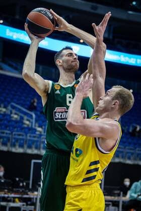 Basketball Berlin 26.02.2021 Saison 2020 2021 Euroleague Regular Season Alba Berlin - Panathinaikos Athen Georgios Papagiannis (Panathinaikos, No.06) Luke Sikma (Alba Berlin, No.43)