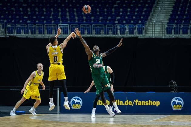 Basketball Berlin 26.02.2021 Saison 2020 2021 Euroleague Regular Season Alba Berlin - Panathinaikos Athen Maodo Lo (Alba Berlin, No.00) Ben Bentil (Panathinaikos, No.50)
