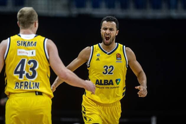 Basketball Berlin 26.02.2021 Saison 2020 2021 Euroleague Regular Season Alba Berlin - Panathinaikos Athen Johannes Thiemann (Alba Berlin, No.32) Jubel Luke Sikma (Alba Berlin, No.43)