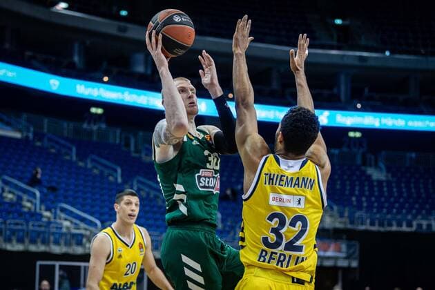Basketball Berlin 26.02.2021 Saison 2020 2021 Euroleague Regular Season Alba Berlin - Panathinaikos Athen Aaron White (Panathinaikos, No.30) Johannes Thiemann (Alba Berlin, No.32)