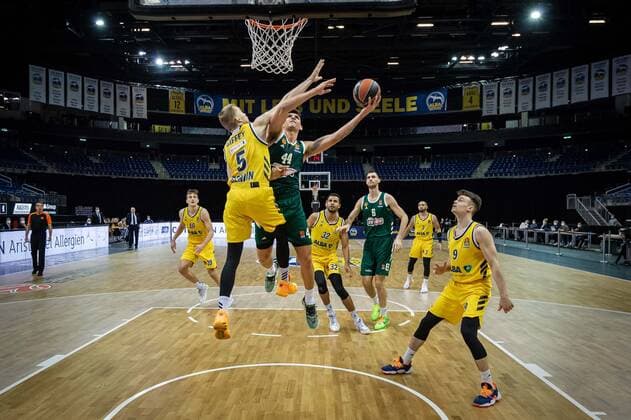 Basketball Berlin 26.02.2021 Saison 2020 2021 Euroleague Regular Season Alba Berlin - Panathinaikos Athen Kostas Mitoglou (Panathinaikos, No.44) Niels Giffey (Alba Berlin, No.05)