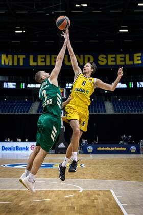 Basketball Berlin 26.02.2021 Saison 2020 2021 Euroleague Regular Season Alba Berlin - Panathinaikos Athen Marcus Eriksson (Alba Berlin, No.08) Eleftherios Bochoridis (Panathinaikos, No.07)