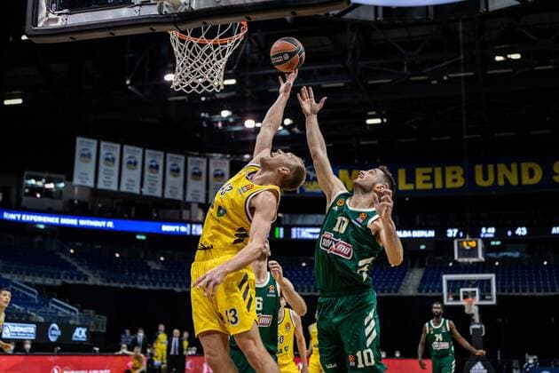 Basketball Berlin 26.02.2021 Saison 2020 2021 Euroleague Regular Season Alba Berlin - Panathinaikos Athen Luke Sikma (Alba Berlin, No.43) Ioannis Papapetrou (Panathinaikos, No.10)