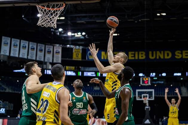 Basketball Berlin 26.02.2021 Saison 2020 2021 Euroleague Regular Season Alba Berlin - Panathinaikos Athen Niels Giffey (Alba Berlin, No.05) Ben Bentil (Panathinaikos, No.50) Howard Sant-Roos (Panathinaikos, No.74) re.