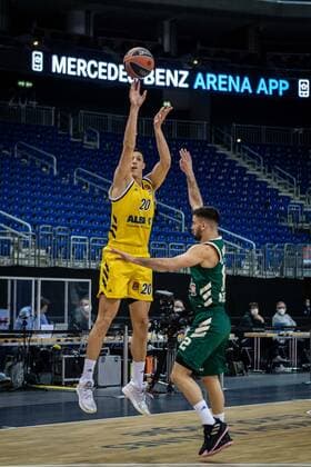 Basketball Berlin 26.02.2021 Saison 2020 2021 Euroleague Regular Season Alba Berlin - Panathinaikos Athen Simone Fontecchio (Alba Berlin, No.20) Nikos Diplaros (Panathinaikos, No.12)